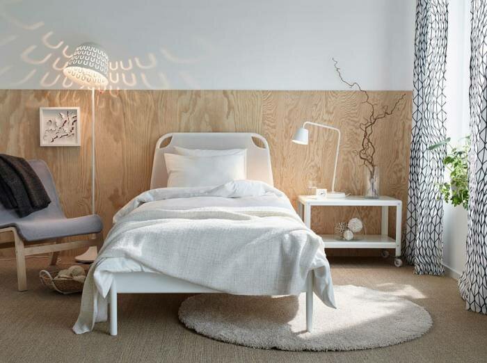 Элегантный деревянный bakdrop и TISDAG торшер создать изысканный атмосфера в этом небольшом установки спальни