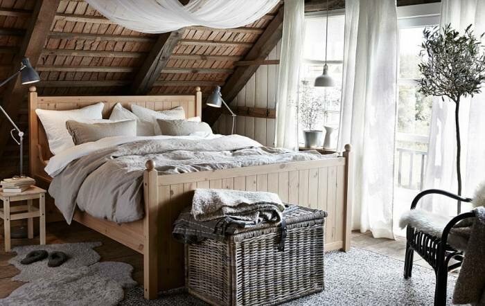 Чар спальня с природными текстурами и оттенками