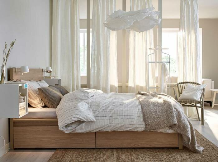 Расслабляющая спальня с настенным красивые прикроватные стенды и белые шторы