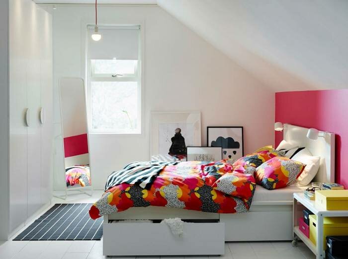 Малый ИКЕА Спальня идея с постельным и ящики для хранения вместе с ярким постельным бельем