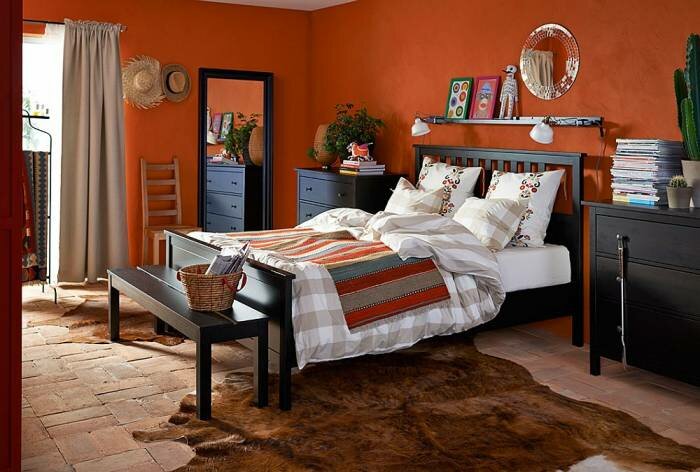 Темный комод заземлить оживленный спальня жирным оранжевым